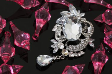 Gümüş çiçekli ve mücevherli bir broş.