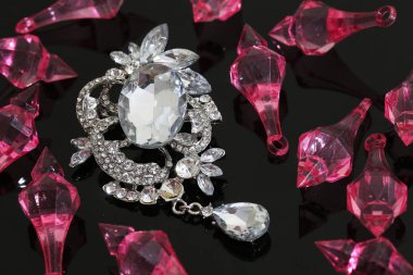 Gümüş çiçekli ve mücevherli bir broş.