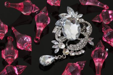 Gümüş çiçekli ve mücevherli bir broş.