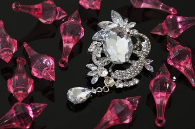 Gümüş çiçekli ve mücevherli bir broş.