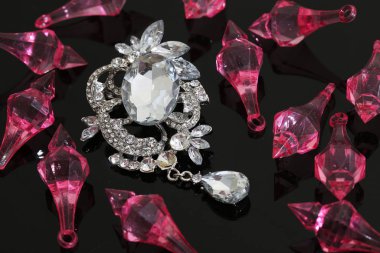 Gümüş çiçekli ve mücevherli bir broş.