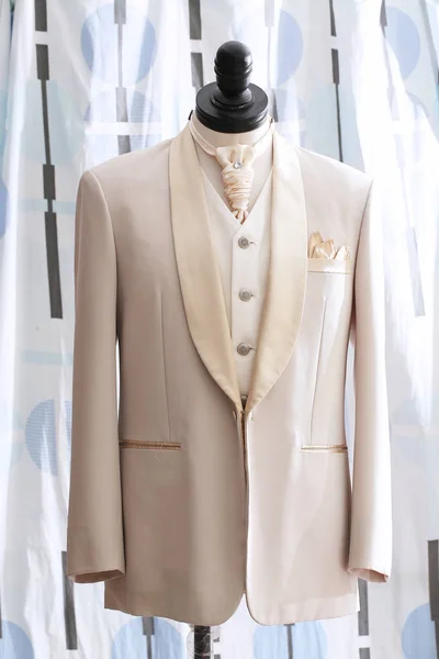 Groom's wedding suit on a mannequin — Stock Photo, Image