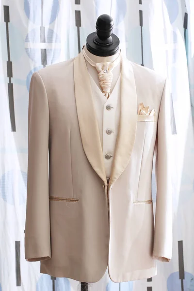 Damat Düğün elbise mankenin üzerinde