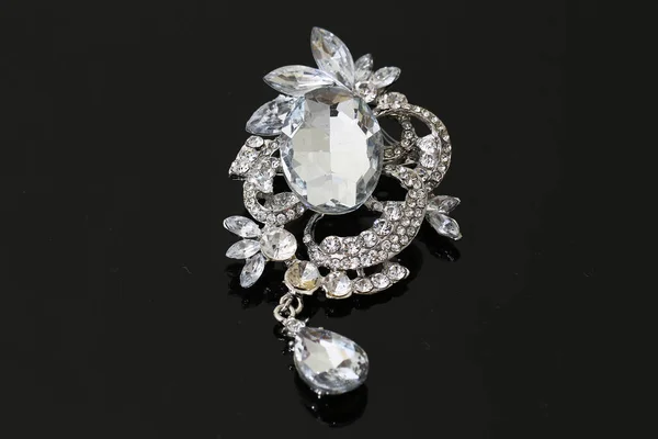 Broche con flores de plata y joyas —  Fotos de Stock