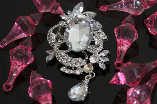 Brož se stříbrnými květy a šperky — Stock fotografie