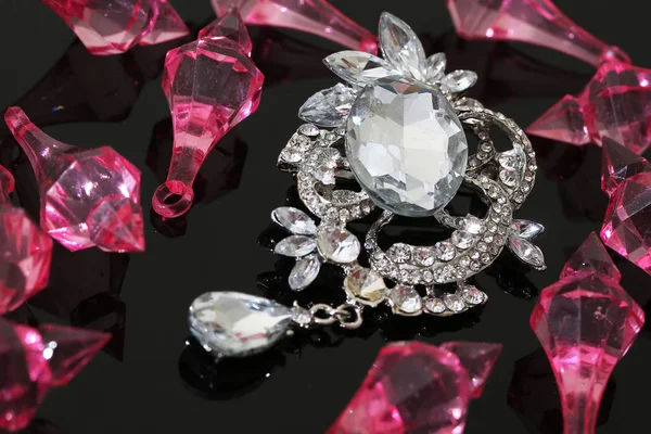 Gümüş çiçekli ve mücevherli bir broş.