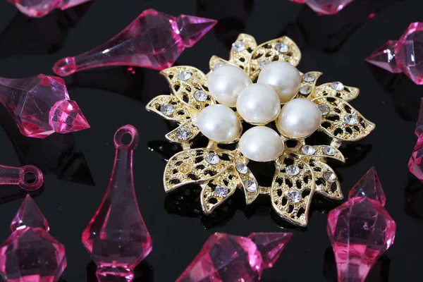 Brooch with gold flowers and pearl — 스톡 사진