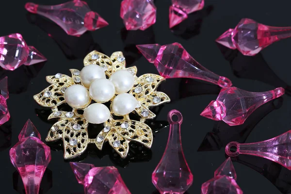 Brooch with gold flowers and pearl — ストック写真