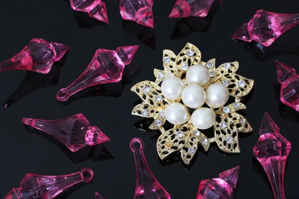Brooch with gold flowers and pearl — ストック写真