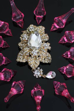 Thai aksesuarları düğünü, altın broş