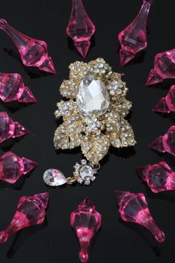 Thai aksesuarları düğünü, altın broş