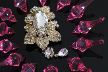 Thai aksesuarları düğünü, altın broş