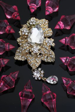 Thai aksesuarları düğünü, altın broş