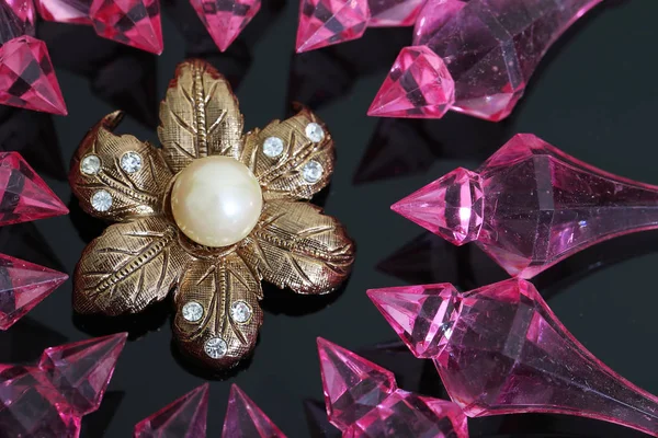 Spilla in oro decorata con perle — Foto Stock