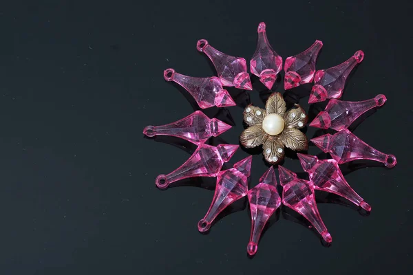 Broche en or décorée de perles — Photo