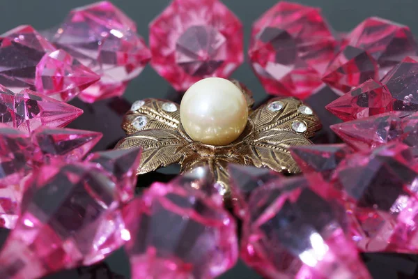 真珠で飾られた金のブローチ — ストック写真