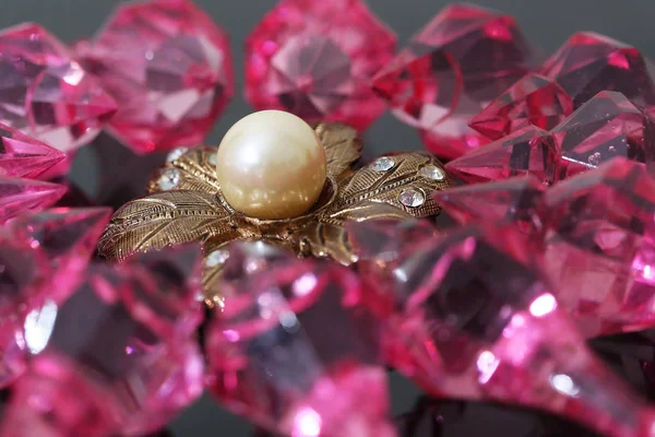 Золота брошка, прикрашена перлами — стокове фото
