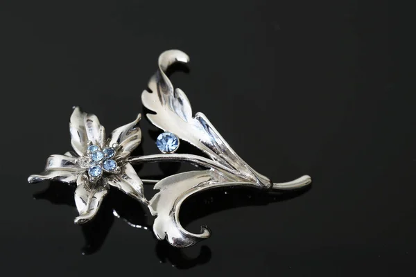 Brosch med silverblommor och smycken — Stockfoto