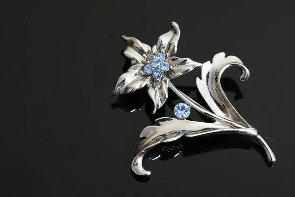 Broche con flores de plata y joyas —  Fotos de Stock