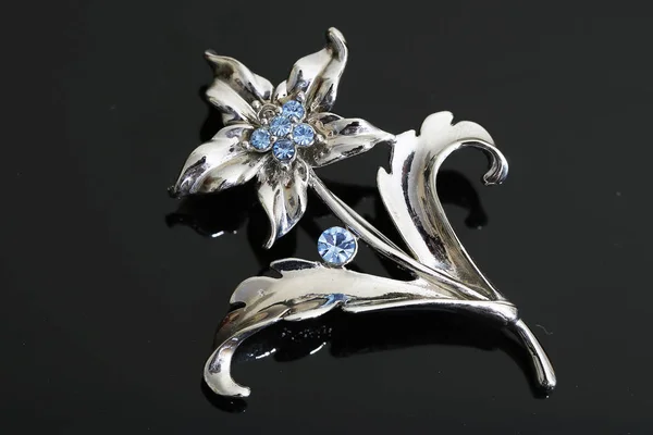 Broche con flores de plata y joyas —  Fotos de Stock