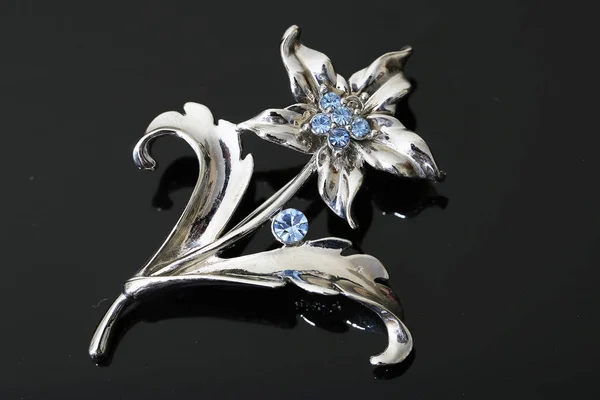 Broche avec fleurs argentées et bijoux — Photo