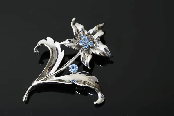 Broche con flores de plata y joyas —  Fotos de Stock