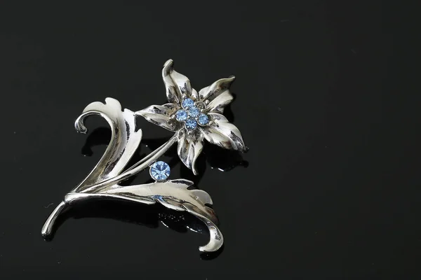 Broche con flores de plata y joyas — Foto de Stock