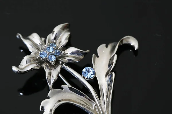 Broszka ze srebrnymi kwiatami i biżuterią — Zdjęcie stockowe
