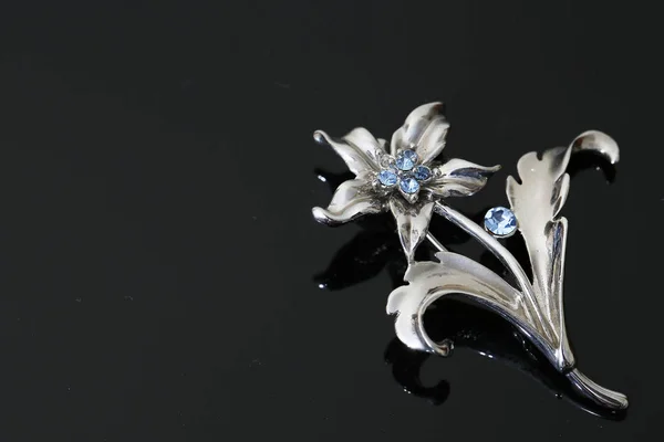 Брошка зі срібними квітами та прикрасами — стокове фото
