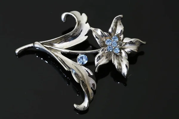 Broche met zilveren bloemen en juwelen — Stockfoto