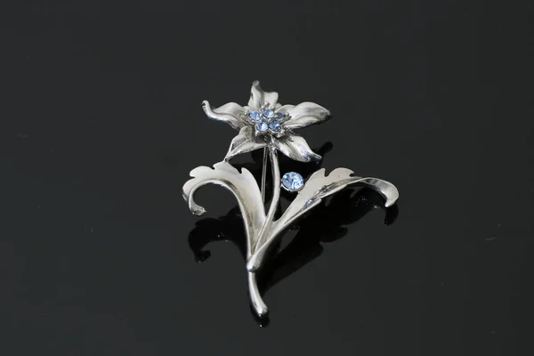 Broche con flores de plata y joyas —  Fotos de Stock