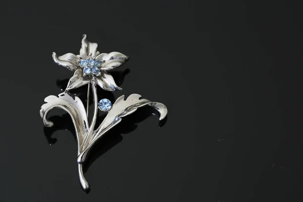 Broche avec fleurs argentées et bijoux — Photo