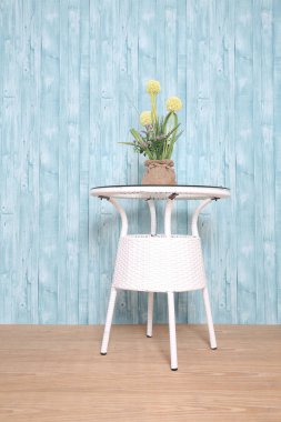 Çiçek arsası ve mavi ahşap duvar kağıdı yapıştırması iç mimari