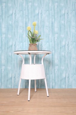 Çiçek arsası ve mavi ahşap duvar kağıdı yapıştırması iç mimari