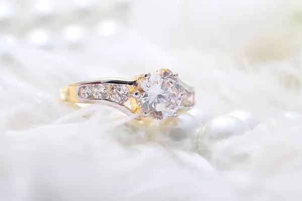 Bague dorée avec diamant et perle — Photo