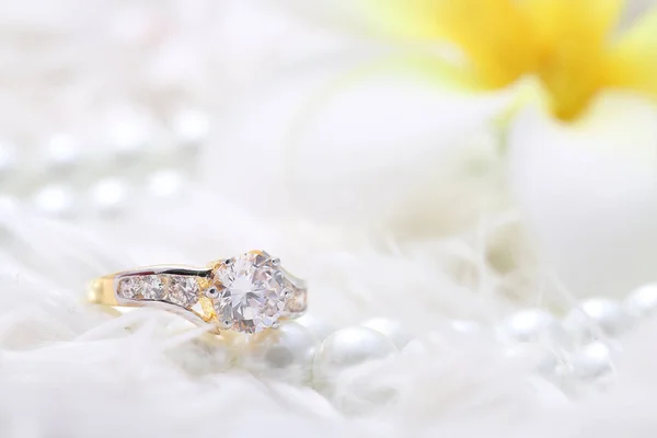 Golden ring with diamond and pearl — Stockfoto