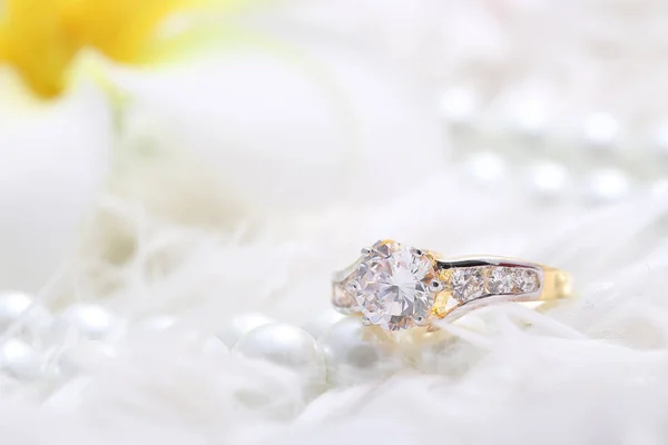 金戒指，镶有钻石和珍珠 — 图库照片