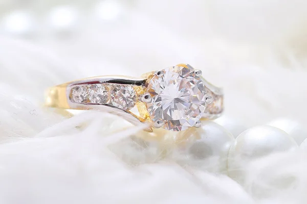 Bague dorée avec diamant et perle — Photo