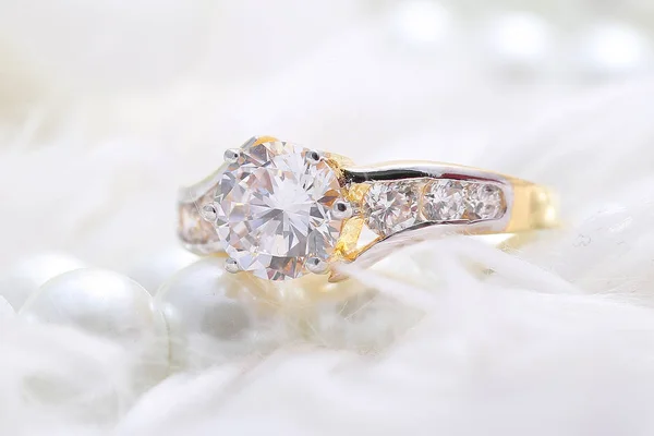 Gouden ring met diamant en parel — Stockfoto