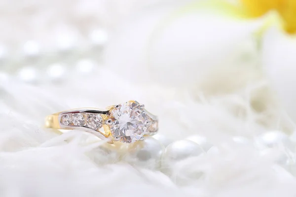 Anello d'oro con diamanti e perle — Foto Stock