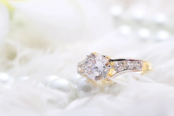 Golden ring with diamond and pearl — Stockfoto