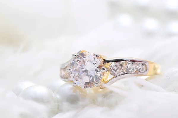 Golden ring with diamond and pearl — 스톡 사진