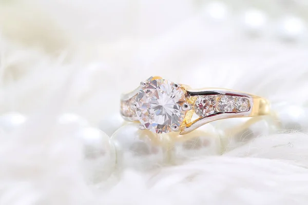 Golden ring with diamond and pearl — Stockfoto