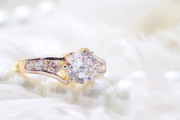 Bague dorée avec diamant et perle — Photo