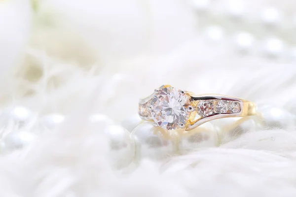 Золотое кольцо с бриллиантом и жемчугом Лицензионные Стоковые Фото