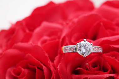 Elmas ve incili altın yüzük, kırmızı gül.