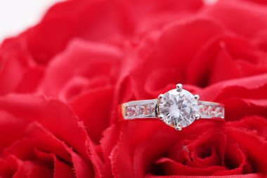 Elmas ve incili altın yüzük, kırmızı gül.