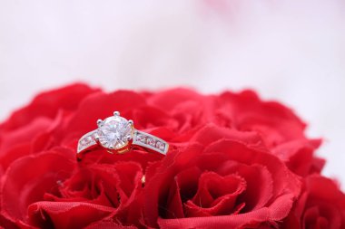 Elmas ve incili altın yüzük, kırmızı gül.