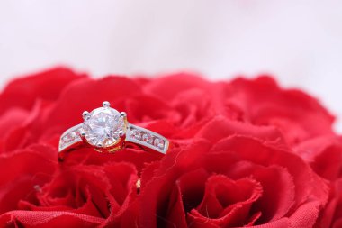 Elmas ve incili altın yüzük, kırmızı gül.