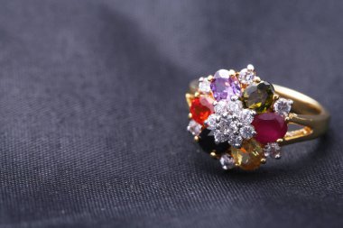 İle farklı renk gemstone yüzük